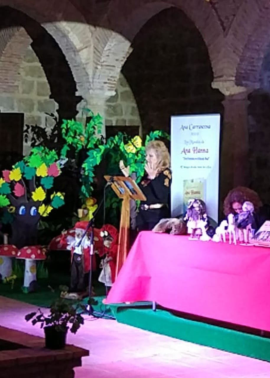 Dra. Ana Carrascosa firmando libros
